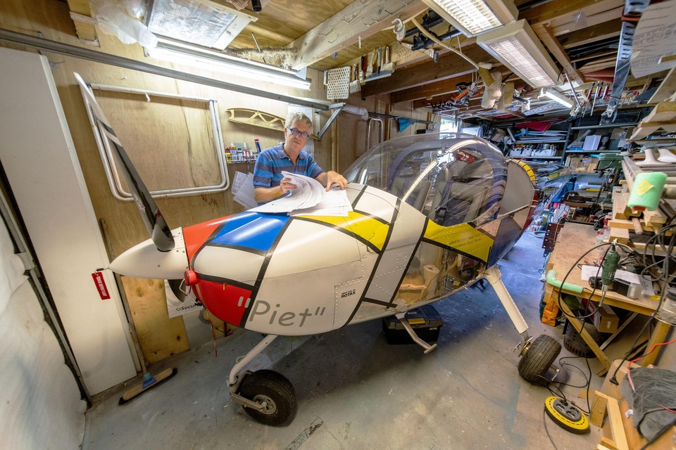 Hans Labruyère bouwt een vliegtuig in zijn schuur.