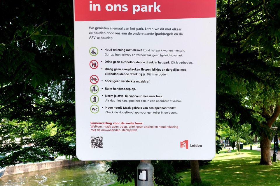 Bij de ingang staat een bord met wat er van de gemeente allemaal niet mag in ’ons park’.