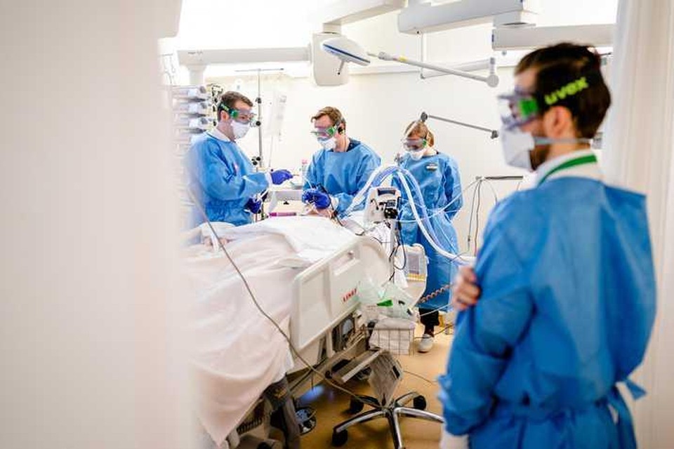 Medewerkers op de speciale Covid-IC afdeling in het Leids Universitair Medisch Centrum (LUMC). Door de coronacrisis hebben ziekenhuizen het heel druk.