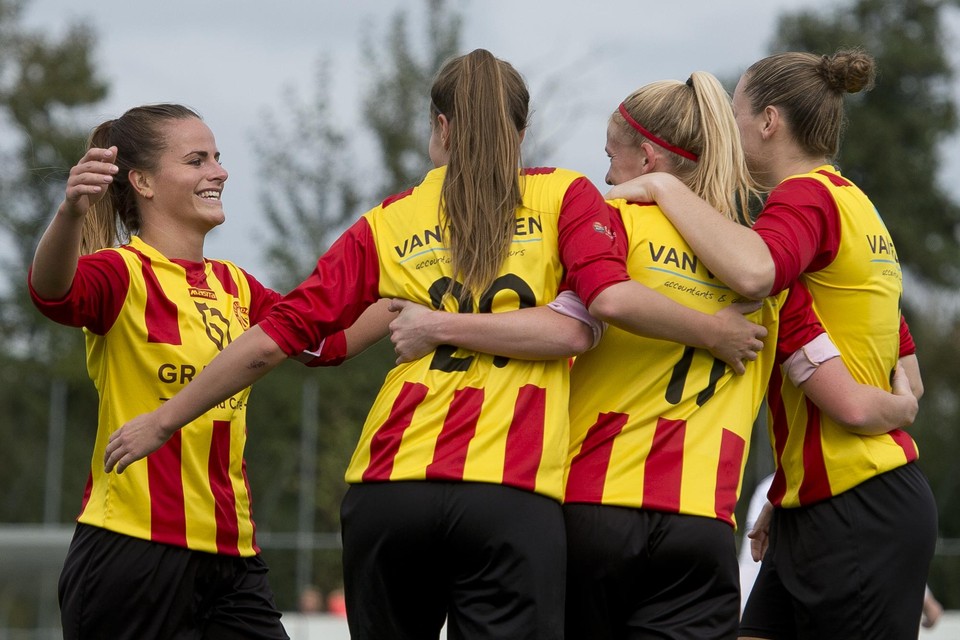 Kitty Susan sluit haar ploeggenoten van Ter Leede in de armen na een doelpunt tegen haar toekomstige club FC Rijnvogels.