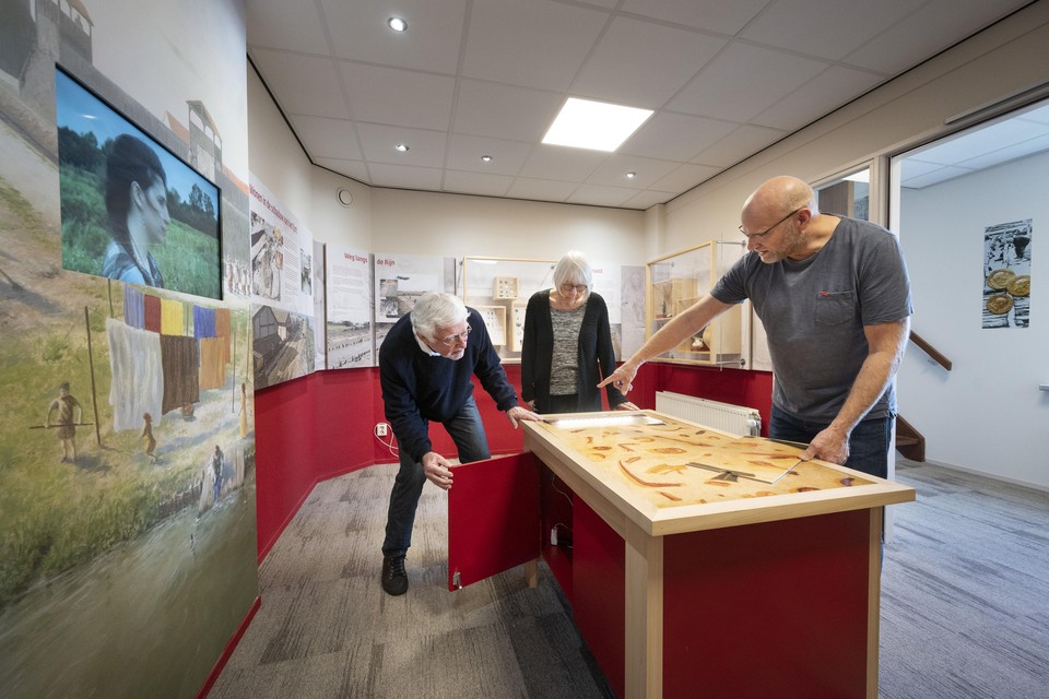 Jan Bakker en Corrie van Kralingen van het Torenmuseum in Valkenburg leggen met ontwerper Ivo Wasser de laatste hand aan de nieuwe expositie over de Romeinen.