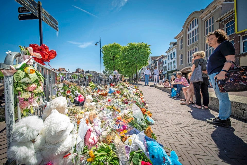 De gemeente verwacht zaterdag een grote drukte bij het bloemenmunument voor de verongelukte Doris Karimzadeh op de Beestenmarkt.