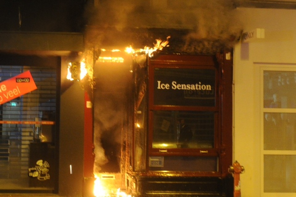 Brand in ijssalon aan de Haarlemmerstraat/
Foto: Toon van der Poel