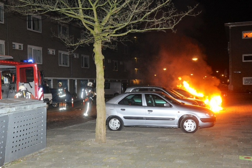 Auto brandt uit in Antillenstraat  Leiden. Foto: Toon van der Poel