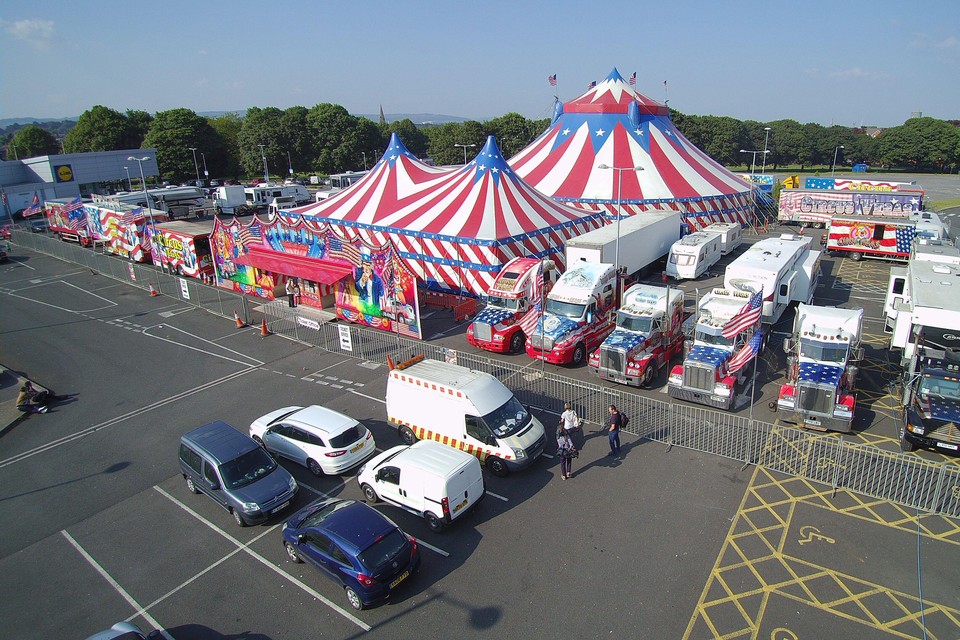 De tenten en de trucks van het Great Christmas Circus staan in Engeland klaar voor transport naar Beverwijk.