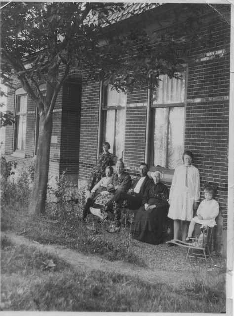 Chris poseert rond 1930 voor Leidseweg 15 met links van hem zijn tweede echtgenoten Marie en rechts moeder Mietje.