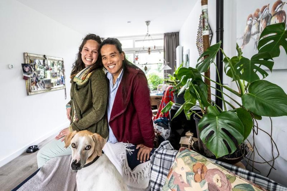 Nikkie Menting en haar vriend, met hond Bubu, het huis van haar ouders.