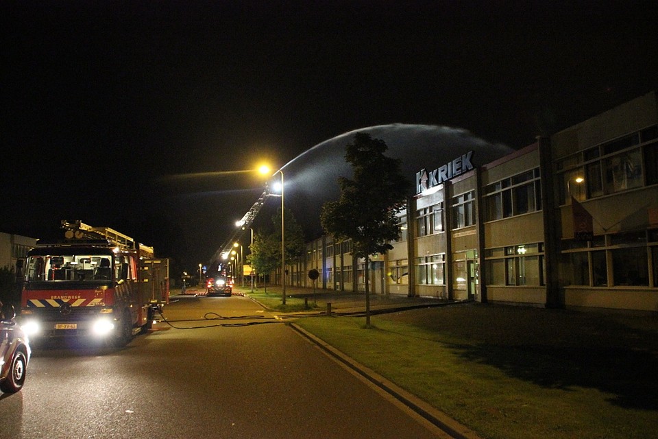 Toiletbrand wordt dakbrand bij bedrijf op de bedrijfsweg in Alphen aan den Rijn/ Foto: Volmedia