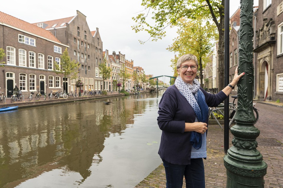 Jacqueline Schoonwater tegen de achtergrond van diaconaal centrum De Bakkerij aan de Oude Rijn: ‘Luxe, dure dingen? Het interesseert me niet meer.’