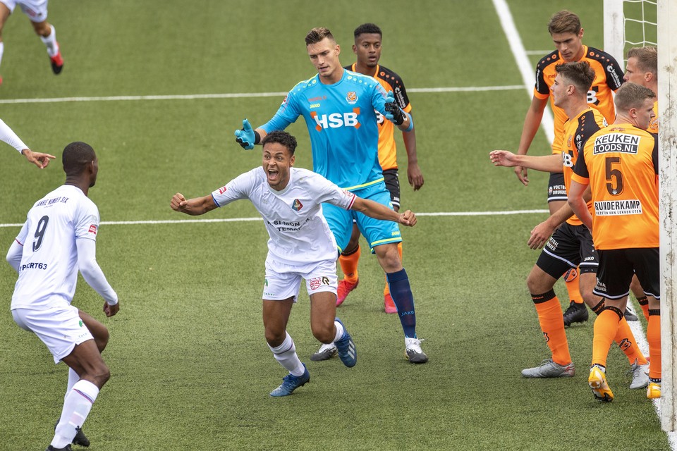 Ilias Bronkhorst juicht na zijn 1-0 voor Telstar tegen Volendam. Ook die wedstrijd in het openingsweekeinde van de eerste divisie werd volledig uitgezonden.