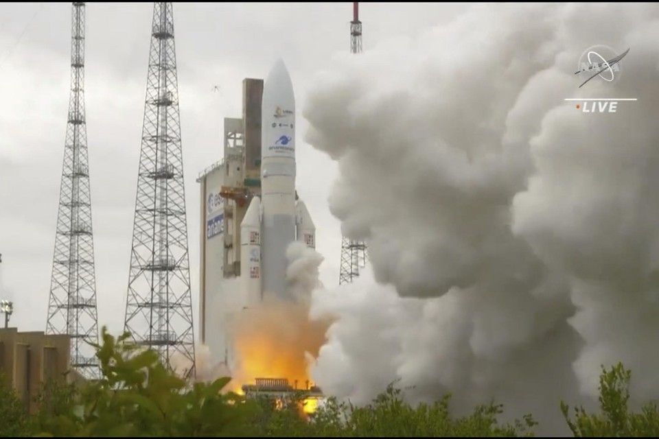 De Ariane 5 met de James Webb-telescoop in de neuskegel tijdens de lancering. De vlucht verliep volgens ESA vlekkeloos, ’bijna als een simulatie’.