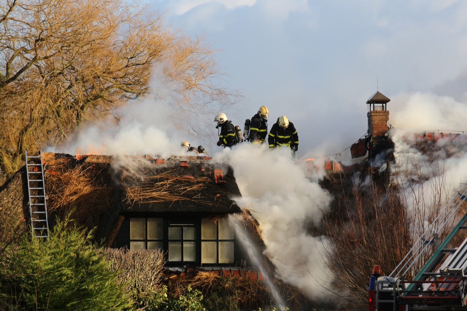 Grote brand in woning met rieten kap in Leimuiden. De vlammen slaan uit het dak. Foto Michel van Bergen
