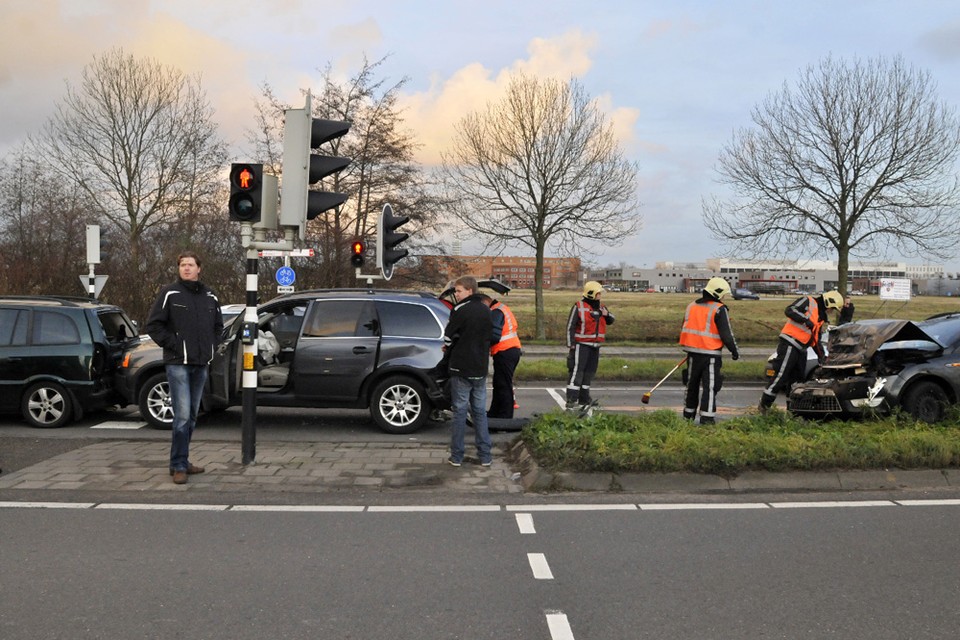 Bij een kop-staartbotsing op de kruising Hoorn/ Leidse Schouw in Alphen aan den Rijn zijn zaterdagmiddag drie auto's zwaar beschadigd. Foto Hielco Kuipers