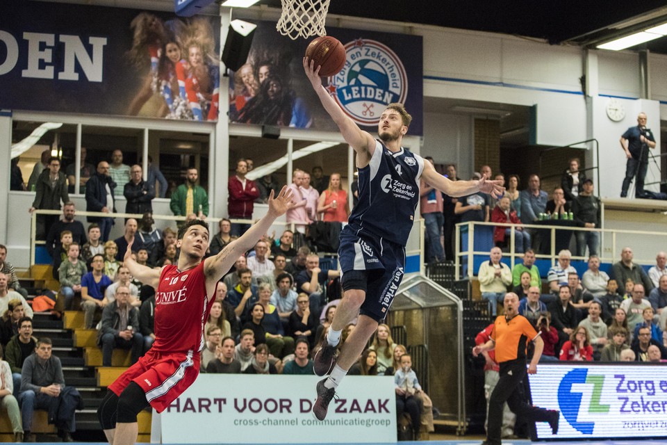 Een elegante score van Rogier Jansen tijdens een basketbalwedstrijd van ZZ Leiden.