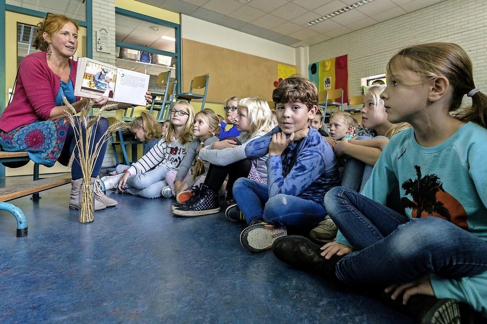 Sjoukje Kruidhof leest haar prentenboek voor op haar basisschool Gevers Deynoot in Voorschoten.