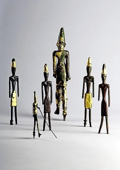 Kenmerkende figuurtjes met gouden muts, opgegraven in Byblos.