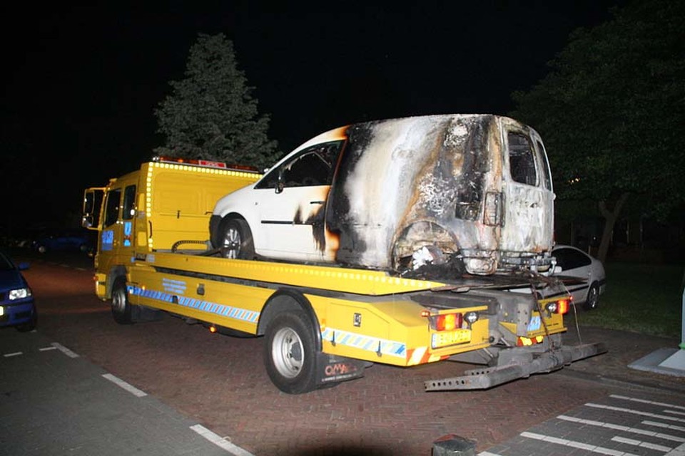 Politie zoekt getuigen autobrand Rijnsburg. foto VOLmedia
