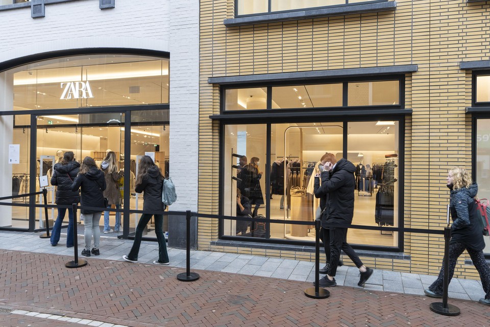 In de nieuw geopende Zara aan de Haarlemmerstraat mogen 225 mensen naar binnen.