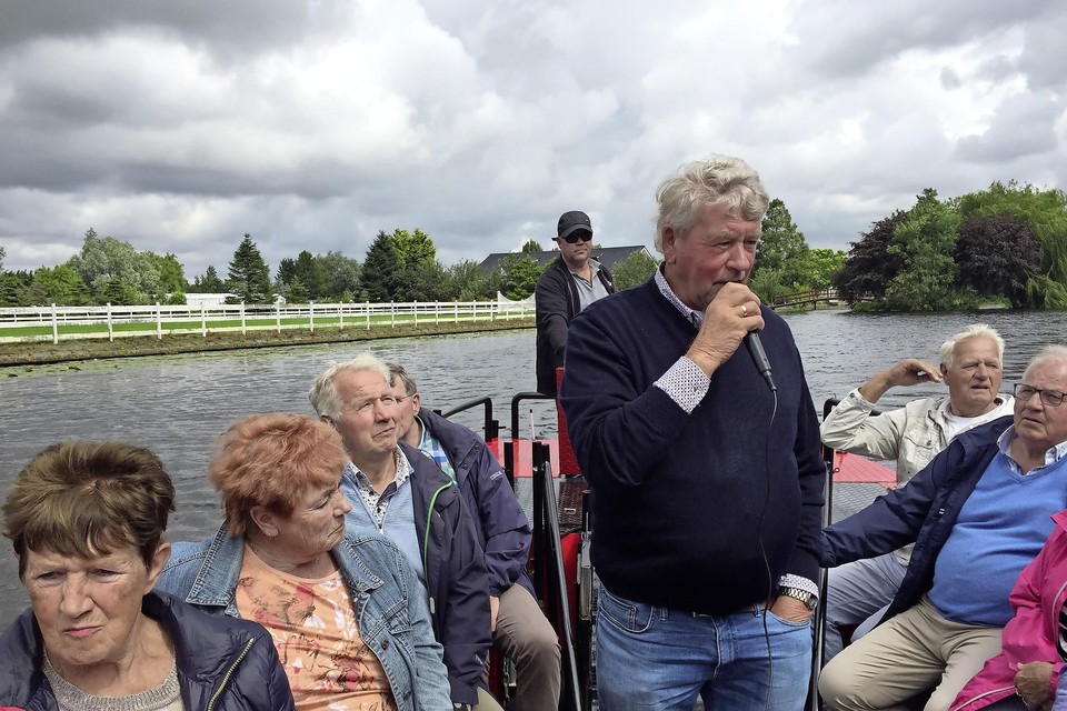 Tuinder Kees de Jong vertelt, terwijl schipper Bob Hoogenboom zijn boot door de Veender- en Lijkerpolder van Roelofarendsveen stuurt, een polder met meerdere gezichten.