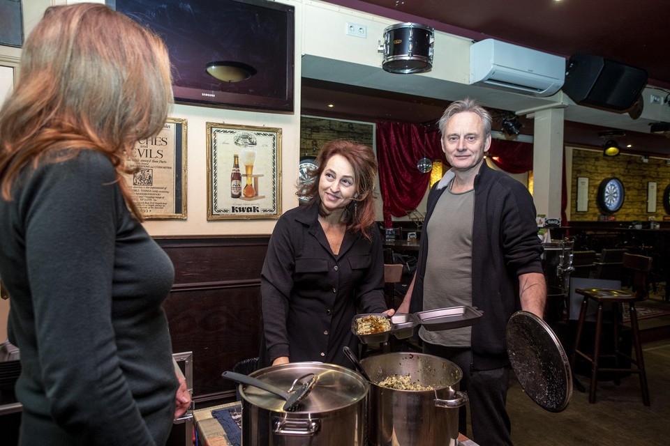 Inge Strijdonck en Richard Heus zijn een ’gaarkeuken’ begonnen in hun café Murphy’s Law in Hillegom.