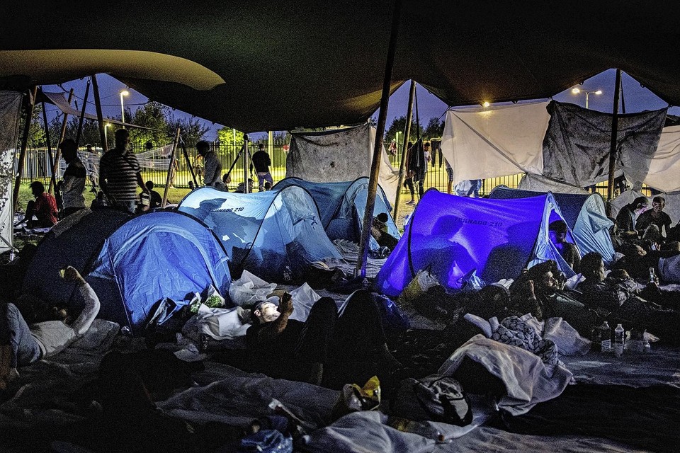 Asielzoekers slapen buiten bij het aanmeldcentrum in Ter Apel.