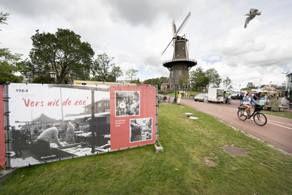 Aan de voet van molen De Valk staat sinds woensdag een tentoonstelling met foto’s van de Leidse markt.