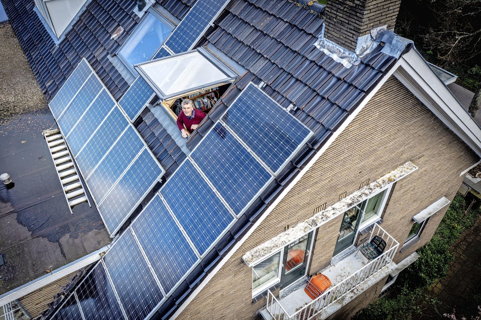Maarten Stoffers heeft zestien zonnepanelen op zijn dak liggen, waarmee hij 2500 van de verbruikte 3200 kWh per jaar zelf opwekt. De elektriciteitsrekening is gezakt met 500 euro per jaar. De panelen kostten ongeveer 4000 euro. In acht jaar tijd heeft hij de panelen terugverdiend. ,,Nog belangrijker dan geld terugverdienen, is dat ik bijdraag aan het verkleinen van de klimaatcatastrofe die eraan lijkt te komen."