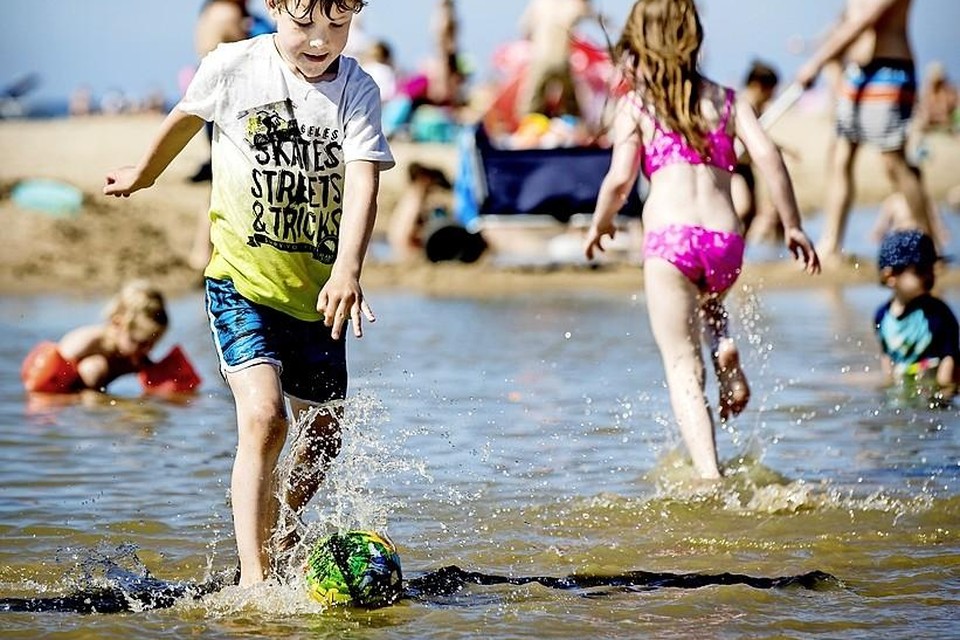 Op een drukke stranddag raken kinderen snel zoek.