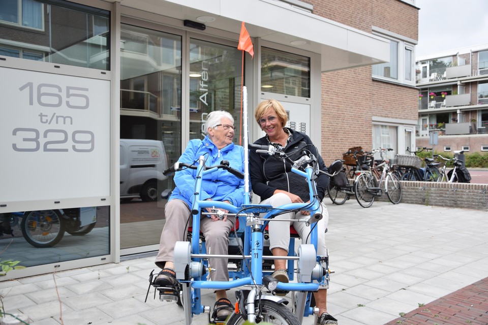 Mevrouw Kins- van Teylingen fietst wat af met haar fietsmaatje Karin de Jong.