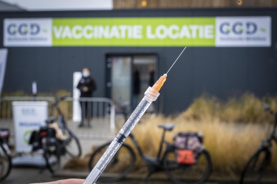 GGD-medewerkers blikken terug op de grootschalige vaccinatiecampagnes in coronatijd.