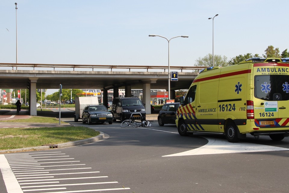 Fietster gewond na aanrijding in Katwijk. Foto Leon Gielen