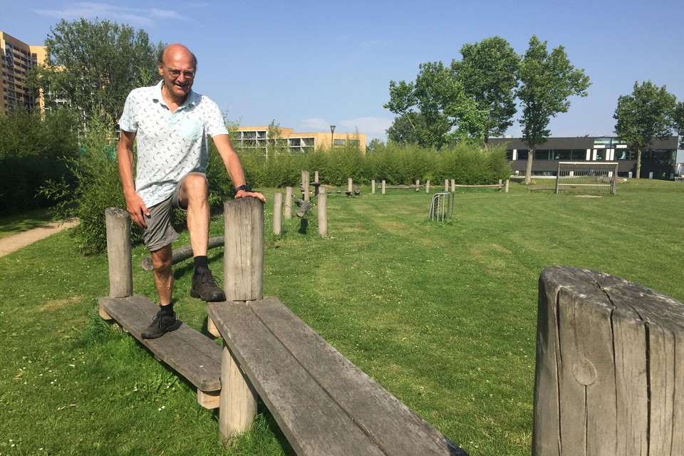 Sporttrainer Henk van Driel hier in de Tuin van Noord: ’Hout kan glad worden’.