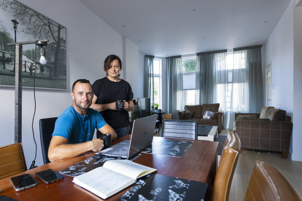 Nikos en zijn moeder Beata in hun woonkamer in Lisse.