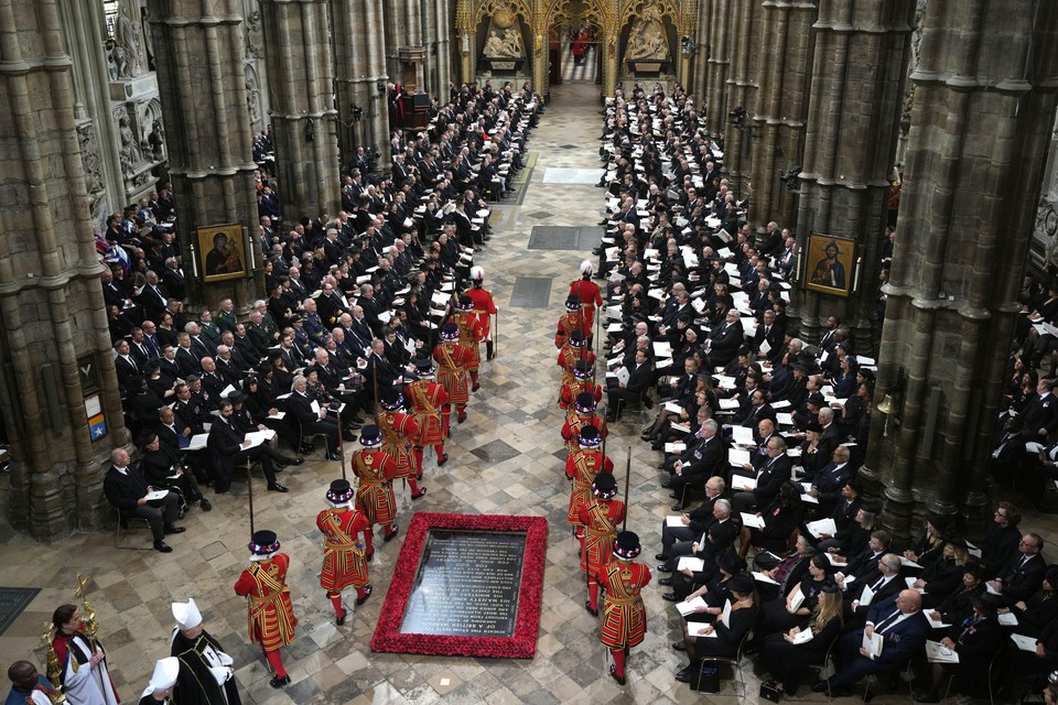 Yeoman's of the Guard arriveren voor de begrafenis van Elizabeth is Westminster Abbey.