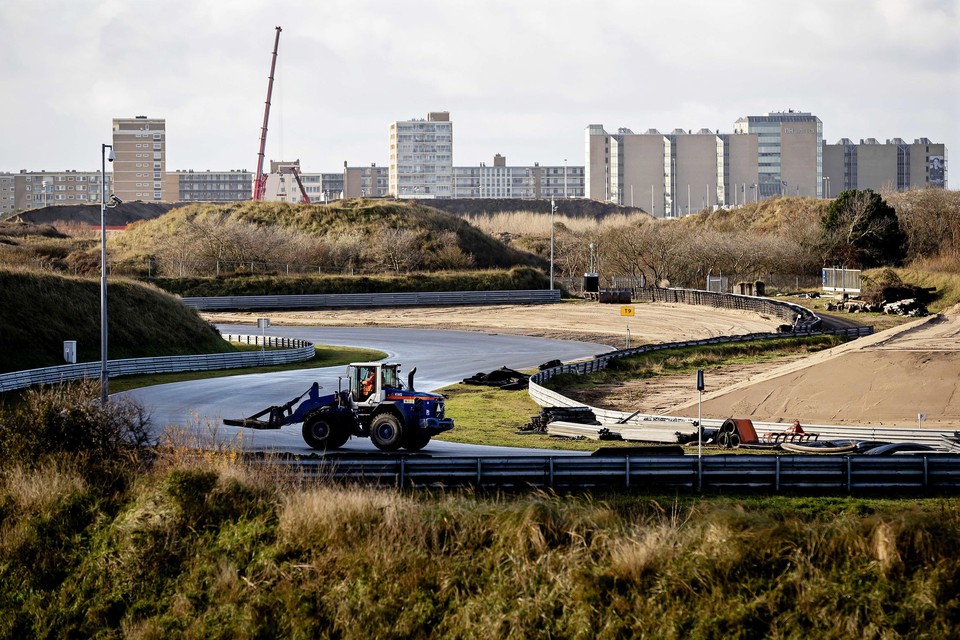 In Zandvoort wordt met man en macht gewerkt om het circuit geschikt te maken voor de Dutch Grand Prix.