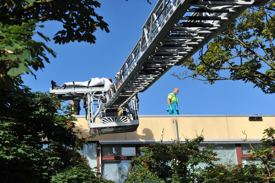 Man gewond bij inspectie op dak van Vijf Meibad in Leiden . Foto Toon van der Poel