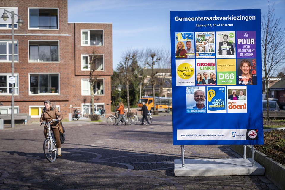 Het verkiezingsbord voor de gemeenteraadsverkiezingen in Noordwijk hangt voor de helft vol met lokale partijen.