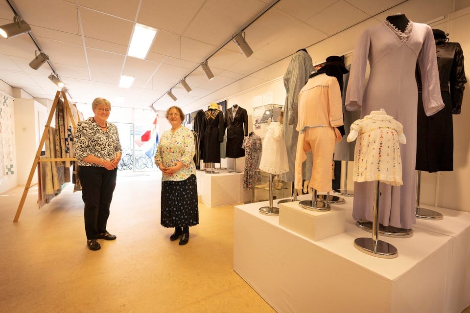 Dosering niet Verbeteren Textile Research Centre opent verlate tentoonstelling over Leidse kleding  in en rond WO II | Leidschdagblad