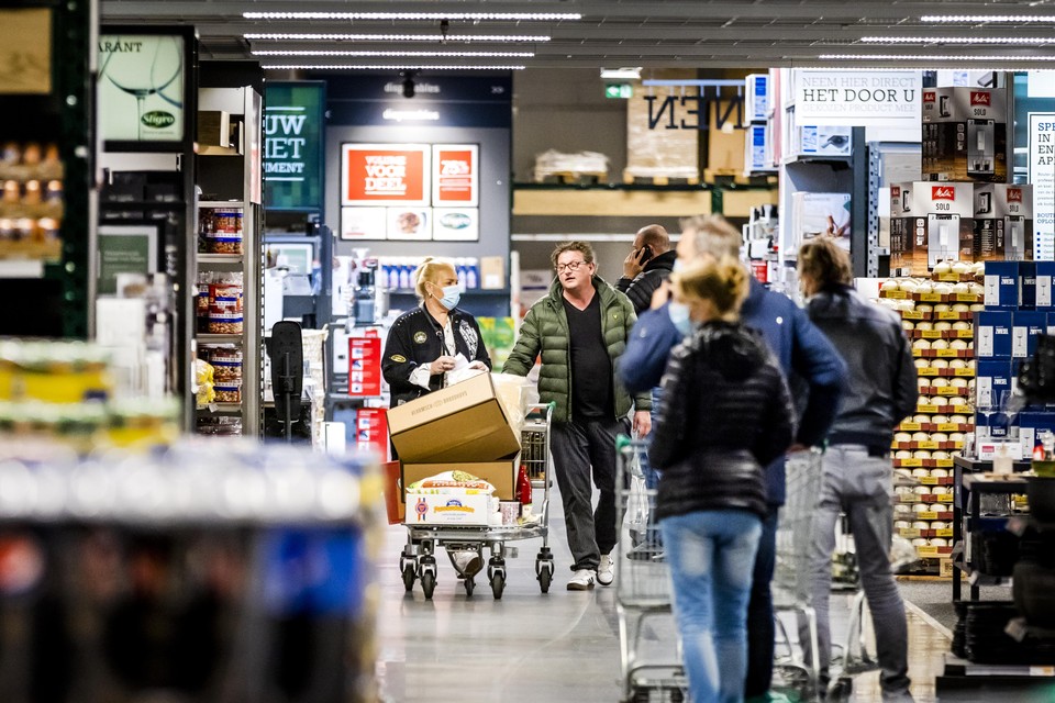 Deelnemers aan het gedragsonderzoek van de GGD Hollands Midden vinden het in de supermarkt het lastigst om afstand te houden.
