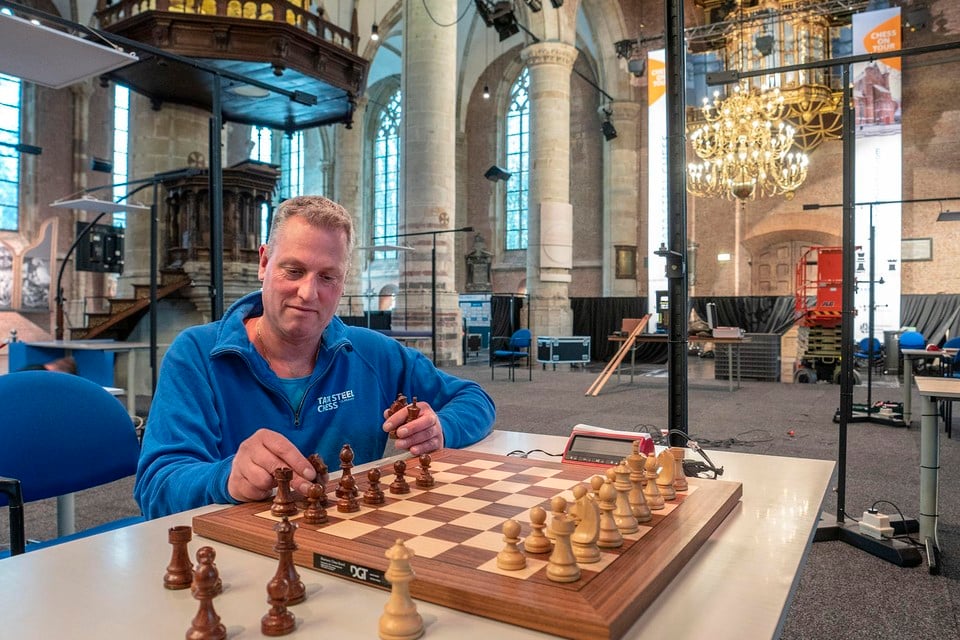 Laatste voorbereidingen voor Tata Chess in de Pieterskerk.