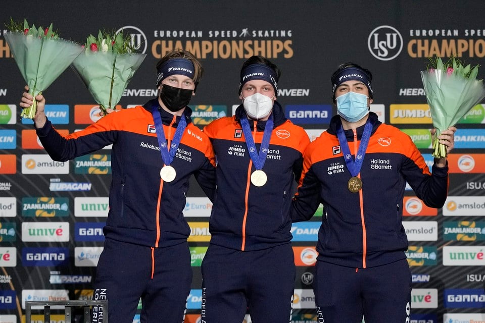 Merijn Scheperkamp, Tijmen Snel en Kai Verbij met hun gouden plakken op het podium.
