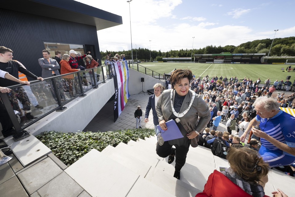 Burgemeester Wendy Verkleij verricht de de opening van het Gemeentelijk Sportpark Lageweg.