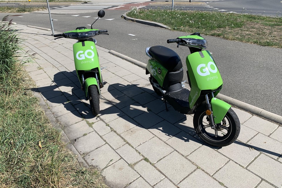 Een tweetal Go Sharing-scooters bij een rotonde aan de Aziëlaan.