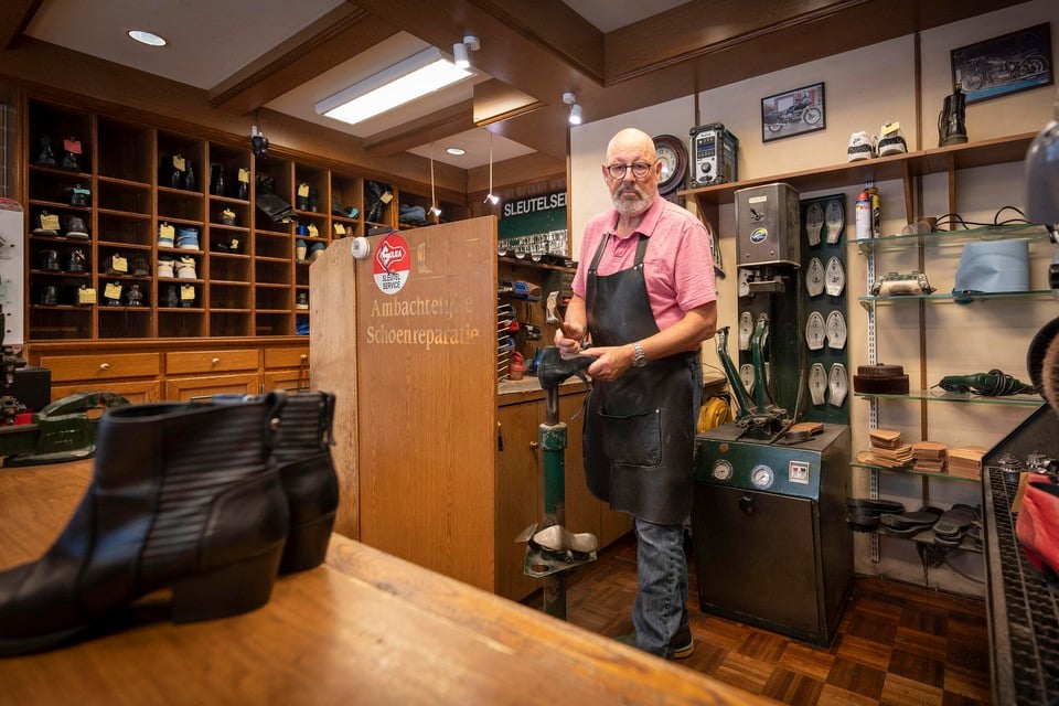Dirk Kruis repareert de laatste schoenen voordat hij zijn winkelpand over twee weken leeg oplevert.