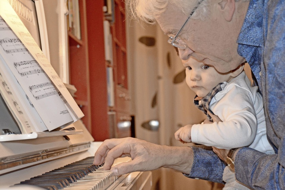 Met kleinzoon Victor achter de piano.