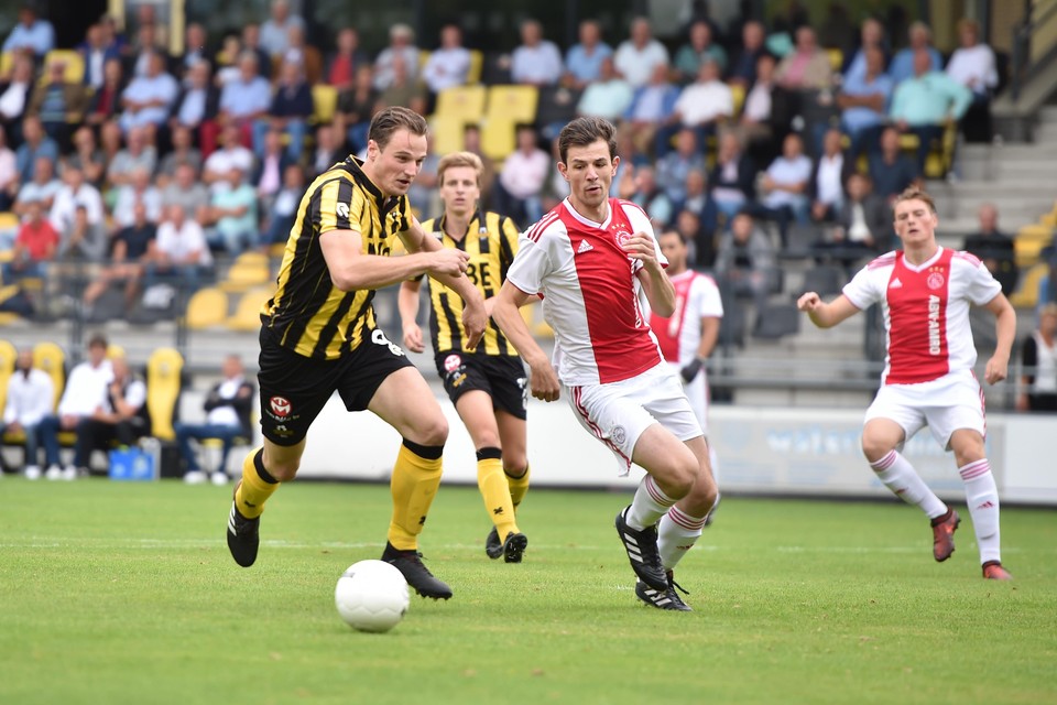 Frank Tervoert (links) in duel met Roy Deken in de met 3-1 gewonnen KNVB-bekerwedstrijd tegen de amateurs van Ajax.