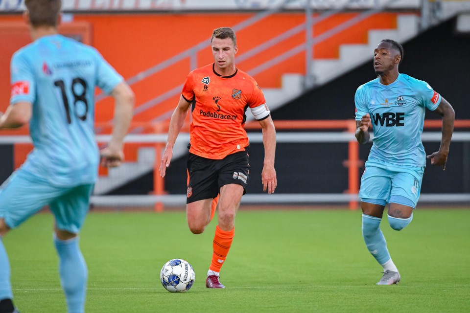 Sjors Kramer heeft oog voor de bal in de wedstrijd tegen zijn toekomstige club Rijnsburgse Boys.